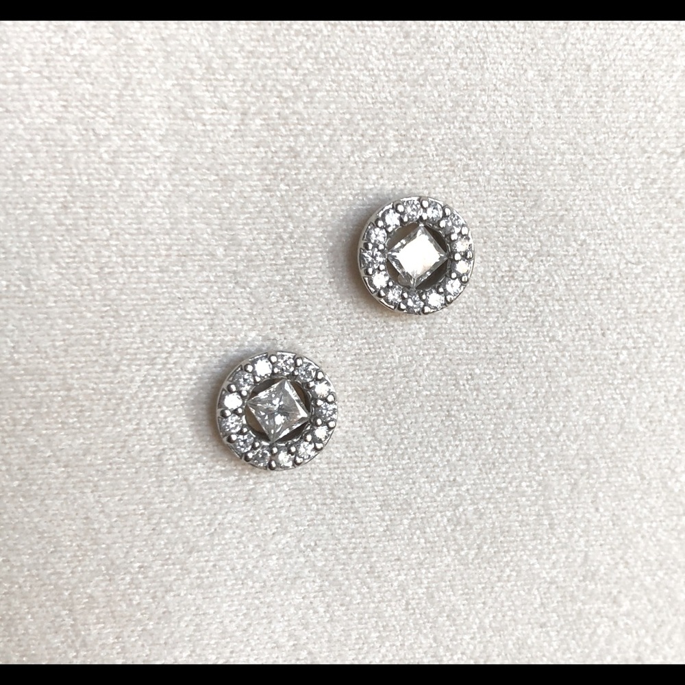 Diamond white gold stud earnings pendant necklace.
